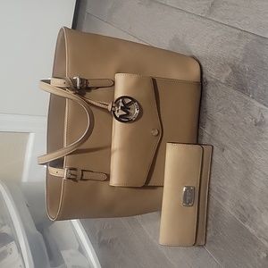 Michael Kors Purse and Wallet Bundle (Tan) Excellent Condition
